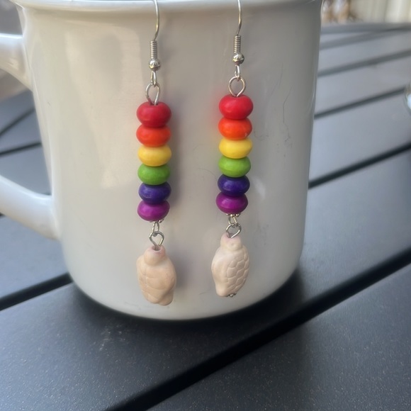 pride turtle earrings handcrafted - Picture 2 of 5
